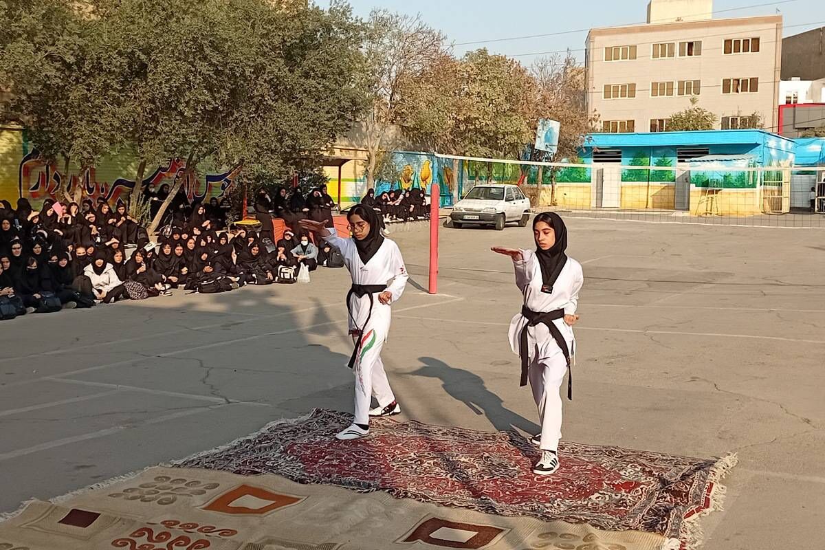 المپیاد ورزشی و اجرای برنامه‌های متنوع به مناسبت هفته تربیت بدنی در دبیرستان شهدای محراب قرچک