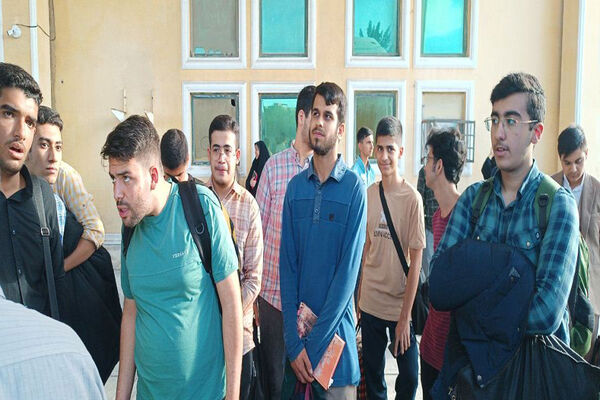 دانش آموزان بوشهر برای دیدار با رهبر انقلاب عازم تهران شدند 