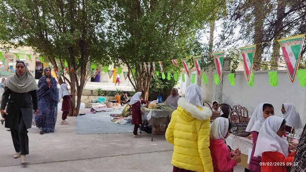 بازارچه کسب و کار دانش‌آموزی در دبستان مولوی فین 