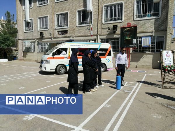 بزرگداشت روز آتش و ایمنی در دبیرستان کوثر فرهنگیان 