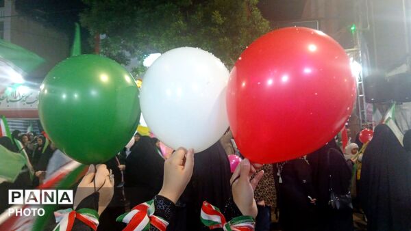 شب همبستگی ایرانیان؛ خیابان‌ها لبریز از شور ملی