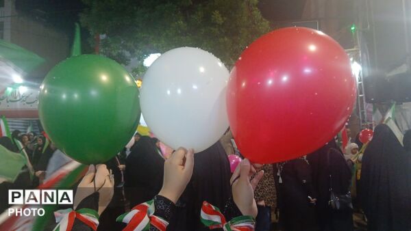 شب همبستگی ایرانیان؛ خیابان‌ها لبریز از شور ملی