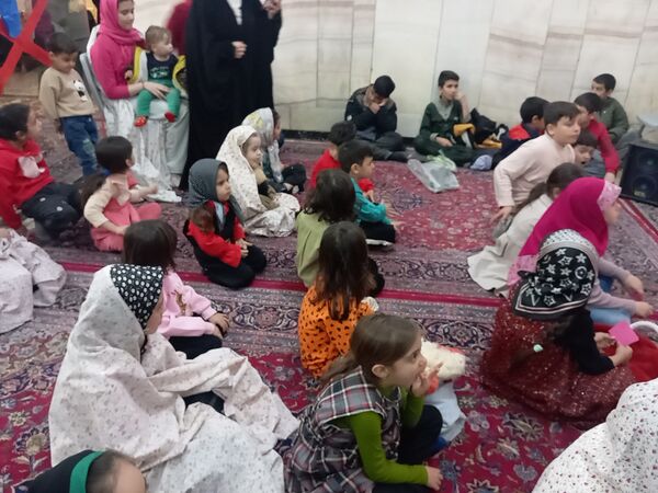 اجرای برنامه هایی زیبا و شاد برای کودکان در شهرستان کاشمر 