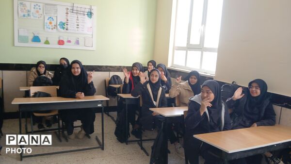 نشست دانش آموزان دبیرستان مادر مهربان خلیل آباد با مشاور اجرایی مدیر آموزش و پرورش