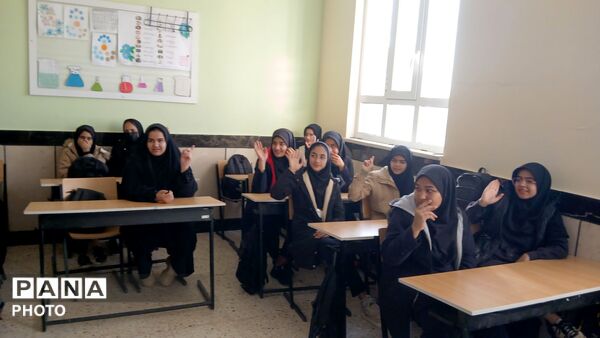 نشست دانش آموزان دبیرستان مادر مهربان خلیل آباد با مشاور اجرایی مدیر آموزش و پرورش