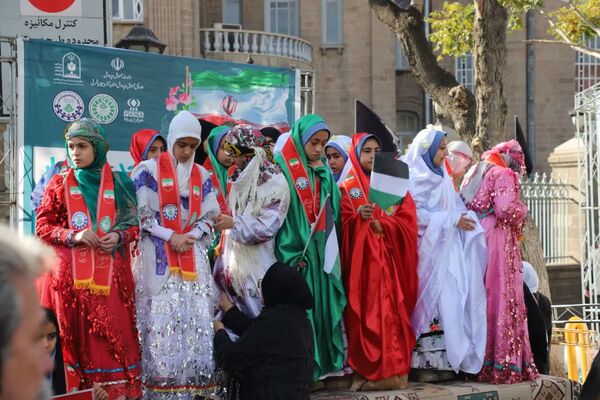  از قاب نگاه نوجوان تا فریاد «مرگ بر استکبار»