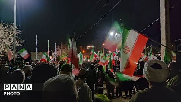 زن و مرد و پیر و جوان این شب ها در اجتماعات خیابانی شهر بار 