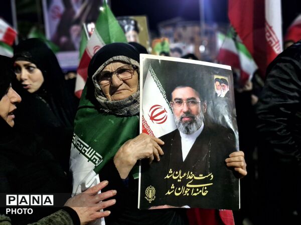 فرهنگیان و دانش‌آموزان گلوگاه یک‌صدا برای انقلاب