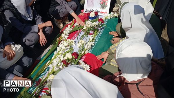 تجدید پیمان دانش‌آموزان دختر شهر ازندریان با شهدای دفاع مقدس