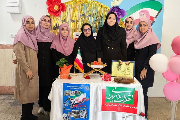برگزاری آیین باشکوه روز دانش‌آموز در فیروزکوه؛ زنگ استکبارستیزی در این مدرسه طنین‌انداز شد