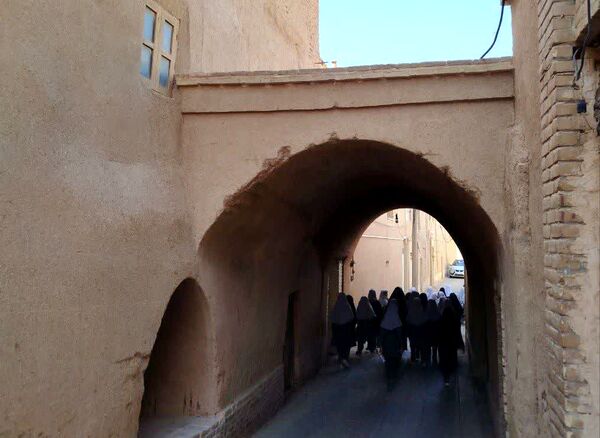 بازدید دانش‌آموزان میبدی از بافت سنتی شهرستان 