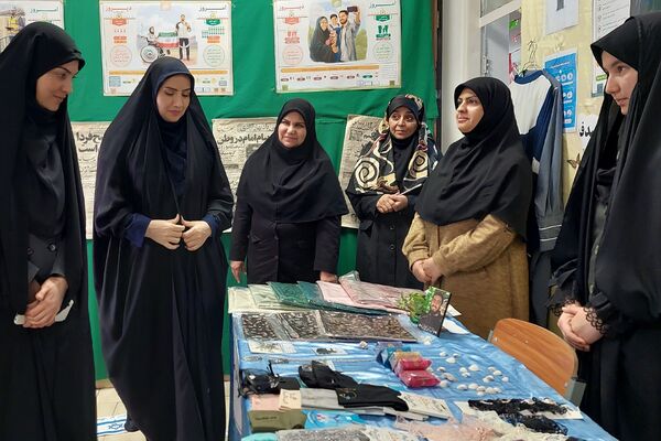 افتتاحیه نمایشگاه «مدرسه انقلاب» در مدرسه شهید شرافت بهارستان‌دو