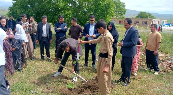  غرس ۱۲ نهال به یاد شهدای جنگ رمضان و رهبر شهید انقلاب در روستای الک