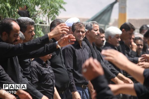 از کودکان تا بزرگسالان؛ زنجیر پیوند دل‌ها در روز عاشورا در روستای سرحوضک کاشمر
