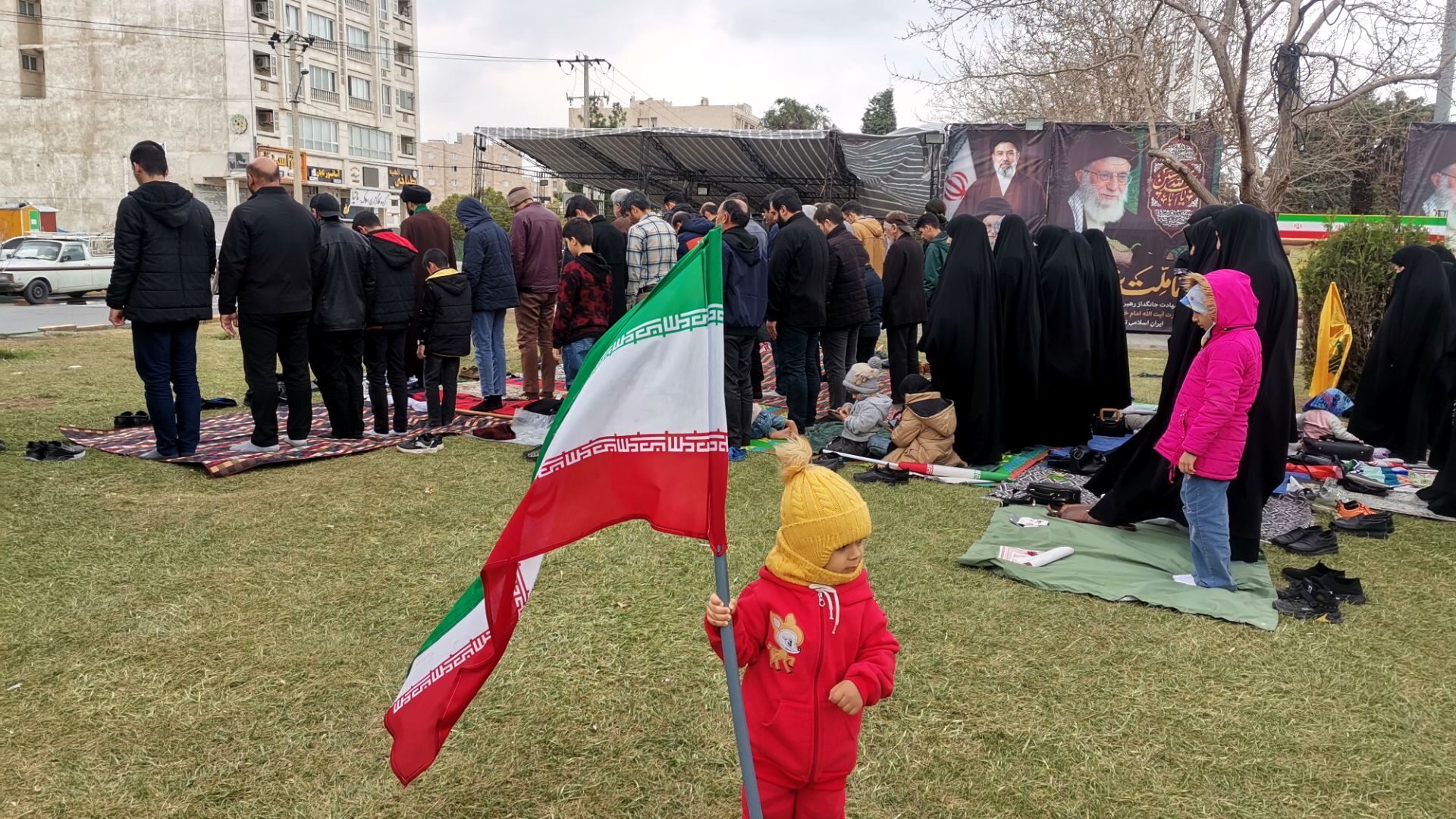  اقامه نماز ظهرِ روز طبیعت در جبهه خیابان