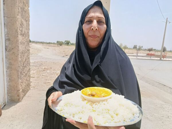 پخت و توزیع نذری در روز تاسوعای حسینی روستای حسن آباد داراب استان فارس