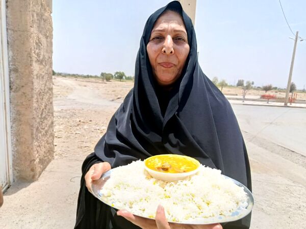 پخت و توزیع نذری در روز تاسوعای حسینی روستای حسن آباد داراب استان فارس
