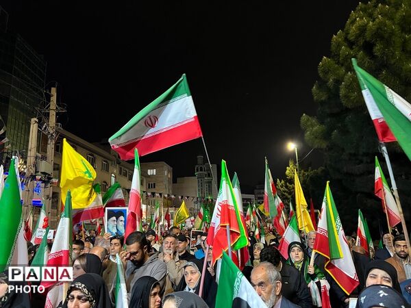 حضور دختران انقلابی در چهل و نهمین شب بیعت با رهبری