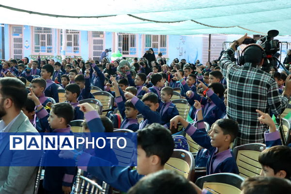 نواخته شدن زنگ شکوفه‌ها در یزد