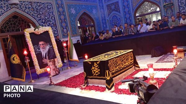 حضور پرشور مردم بر سر مزار رهبر شهید در رواق دارالذکر