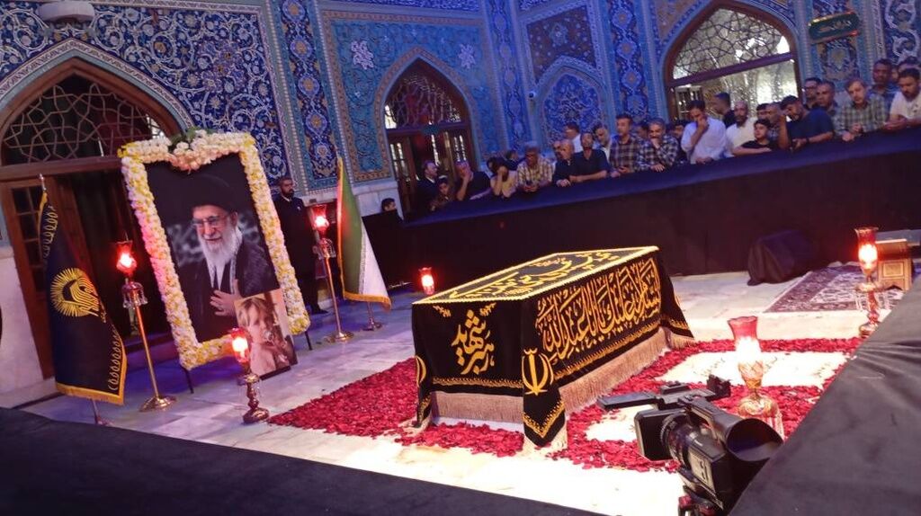 حضور پرشور مردم بر سر مزار رهبر شهید در رواق دارالذکر