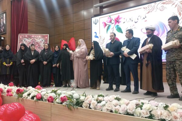 مراسم یلدای مادرانه با حضور فرهنگیان و دانش‌آموزان در اردوگاه شهید منتظری شهریار