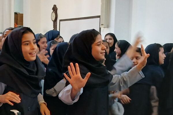 دهه فجر با رنگ شادی در دبستان سیاح‌مقدم رباط‌کریم