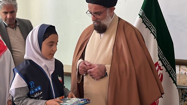 لحظه‌های ناب بندگی در نماز جماعت دانش‌آموزان آباده