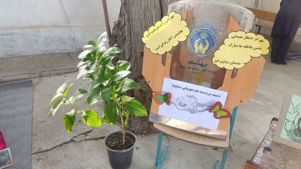 جشن عاطفه‌ها در دبستان مولوی فین؛ همدلی برای تداوم آموزش