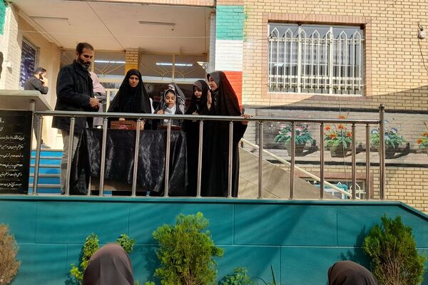 مراسم عزاداری فاطمیه با برکت پرچم امام حسین(ع) در مدرسه آیت‌الله خامنه‌ای