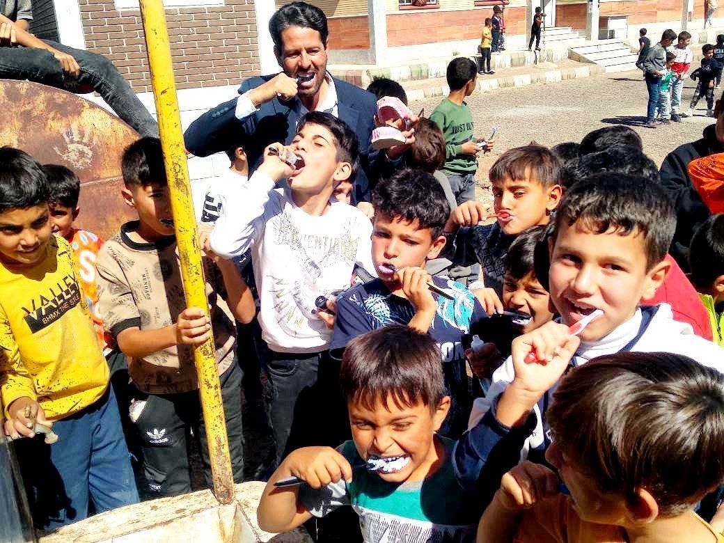 هر دانش‌آموز یک مسواک، یک لبخند زیبا در دبستان تختی نمرور