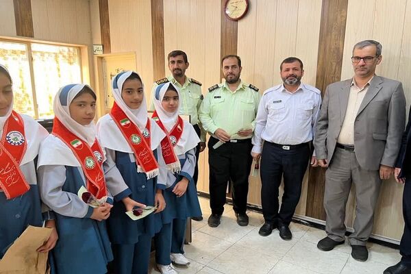 اهدای گل دانش‌آموزان شادگانی به تامین‌‌کنندگان آسایش و امنیت در جامعه