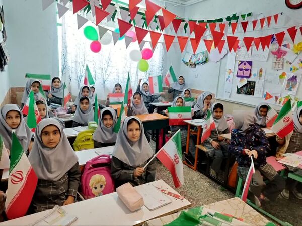 برنامه های فجر انقلاب در آموزشگاه بنیاد۱۵ خرداد ابرکوه
