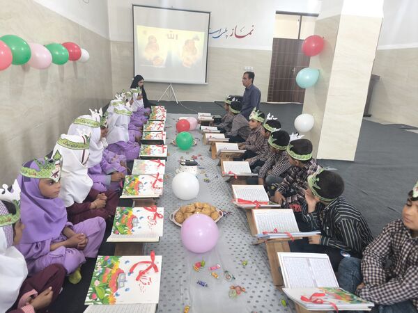 جشن قرآن کلاس اولی‌ها در دبستان شهید بهشتی قلعه‌گنج