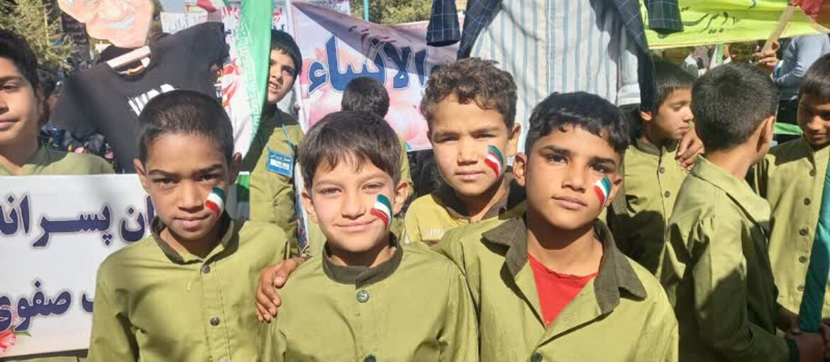 حضور پرشور دانش‌آموزان مدارس خاتم در راهپیمایی ۱۳ آبان 