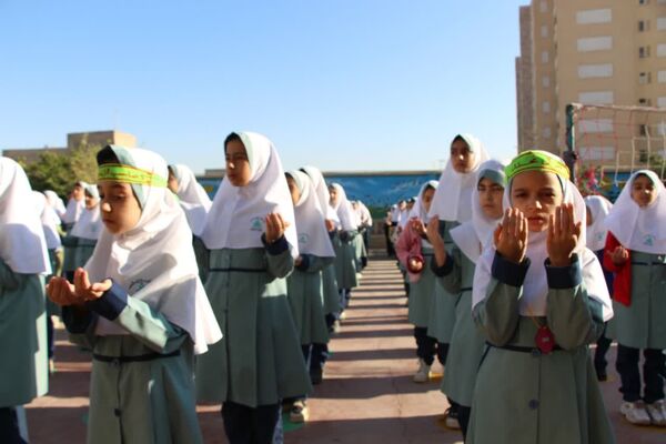 مراسم صبحگاه مهدوی در مدرسه شاهد نیک‌اندیشان