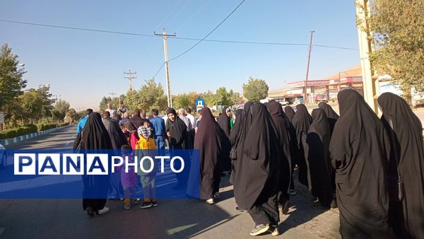 پیاده‌روی خانوادگی به‌مناسبت هفته دفاع مقدس