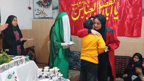 تقدیر دانش‌آموزان فعال فرهنگی‌هنری از مادرانشان با همکاری مربی در محمدشهر کرج
