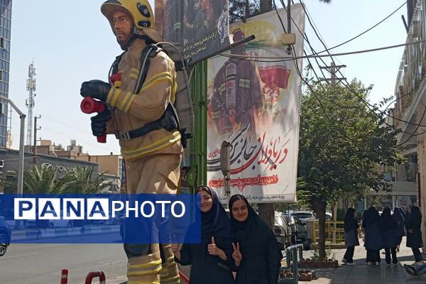 قدردانی دانش‌آموزان ورامینی از آتش‌نشانان در روز ملی آتش‌نشانی