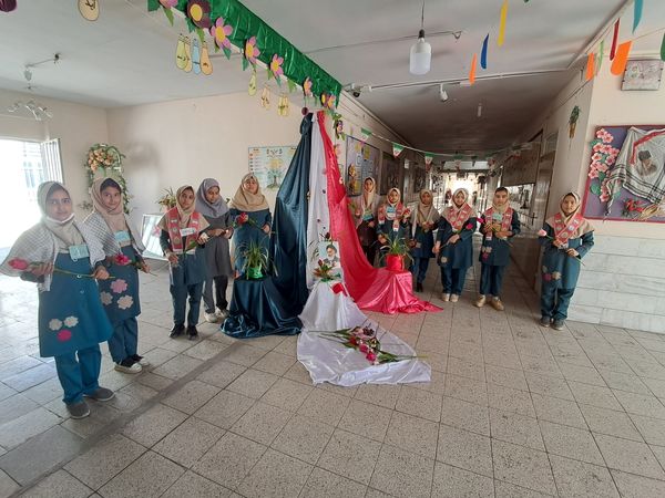 دانش‌آموزان مدرسه سمیه به استقبال دهه فجر رفتند
