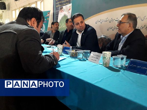برگزاری میز خدمت برای رسیدگی سریع‌تر به درخواست‌های مردمی در همدان