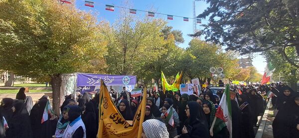 فراشبند صحنه هم‌صدایی مردم و دانش‌آموزان در روز ملی مبارزه با استکبار جهانی 