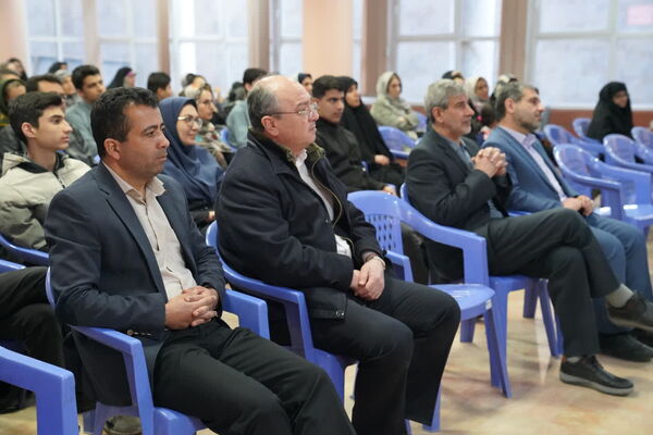  جشن ستارگان برای دانش‌آموزان رتبه‌های ‌اول تا سوم علمی در دبیرستان شاهد صارمیه ۶