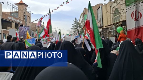 شکوه حضور نوجوانان در راهپیمایی 22 بهمن مردم قم