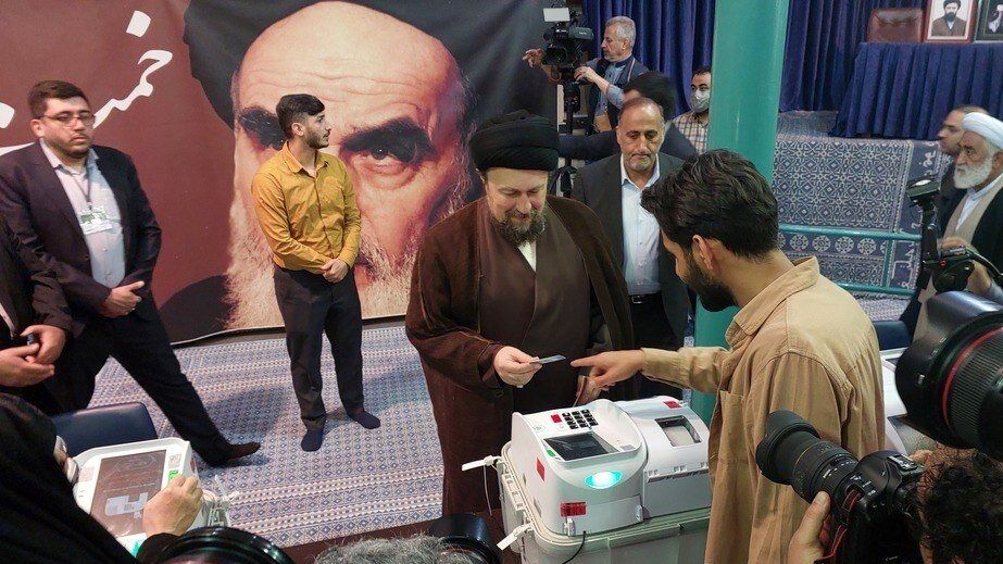 حجت‌الاسلام حسن خمینی رای خود را در صندوق الکترونیکی ثبت کرد

