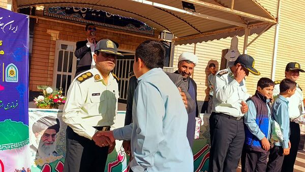 تقدیر مدیر دبیرستان رئیس زاده از پرسنل نیروی انتظامی خلیل آباد