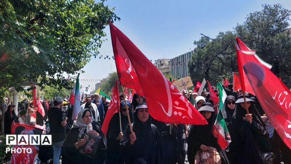 حضور گسترده و حماسی مردم ایران در تشییع پیکر رهبر شهید انقلاب
