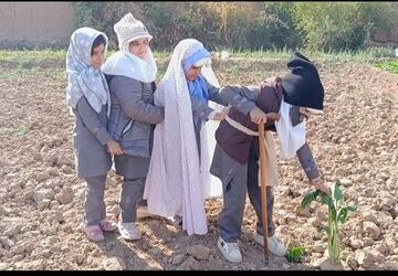 نمایش متفاوت درس چغندر توسط دانش آموزان شهیدان محسنی فر میبد  