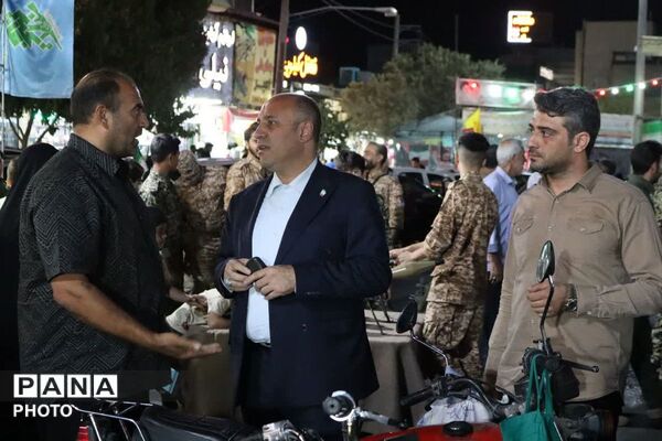 برپایی میز خدمت در میدان امام خمینی(ره) ورامین