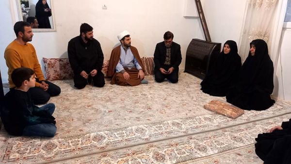 دیدار امام جماعت مسجد پنج تن آل عبا با خانواده مدافع حرم «مصطفی علیزاده»